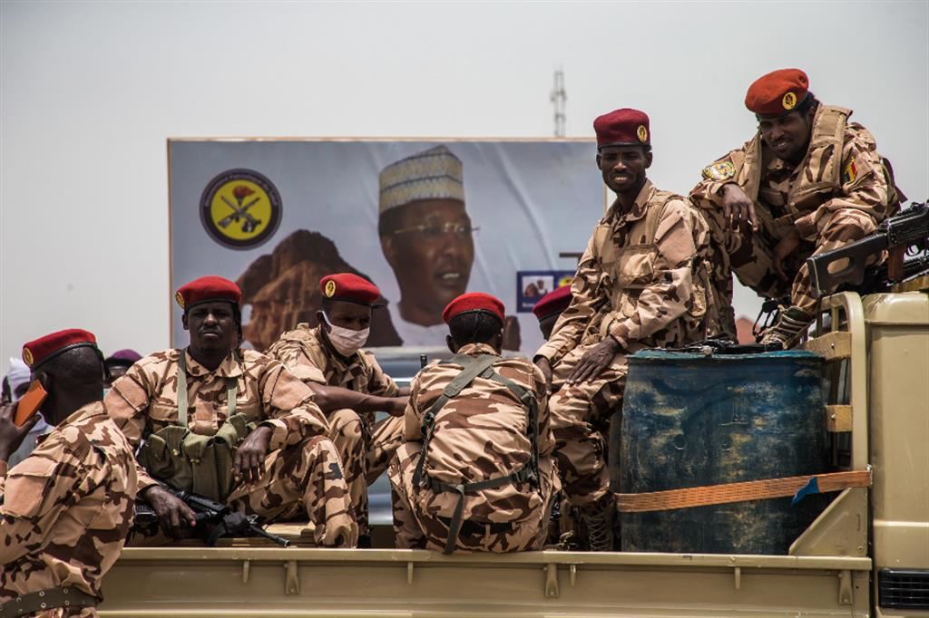 Soldati ciadiani davanti a un cartellone raffigurante l'ex presidente Idriss Déby Itno, padre dell'attuale, che fu ucciso nell'aprile del 2021