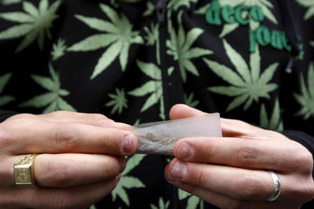 Un giovane si prepara una sigaretta a base di cannabis