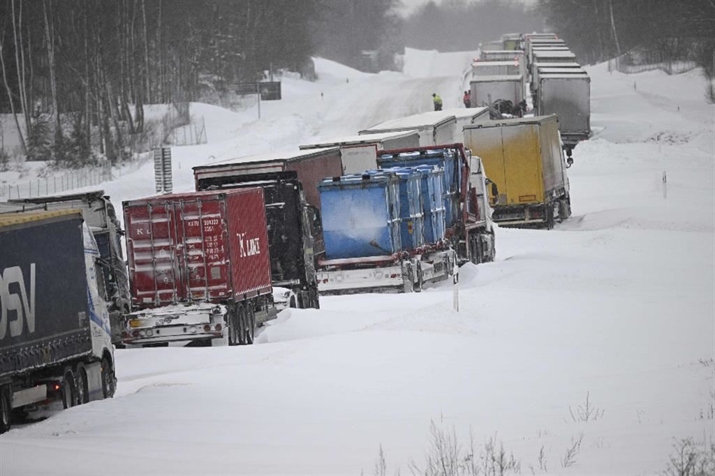 Mezzi pesanti bloccati sull'autostrada E22 nel sud della Svezia