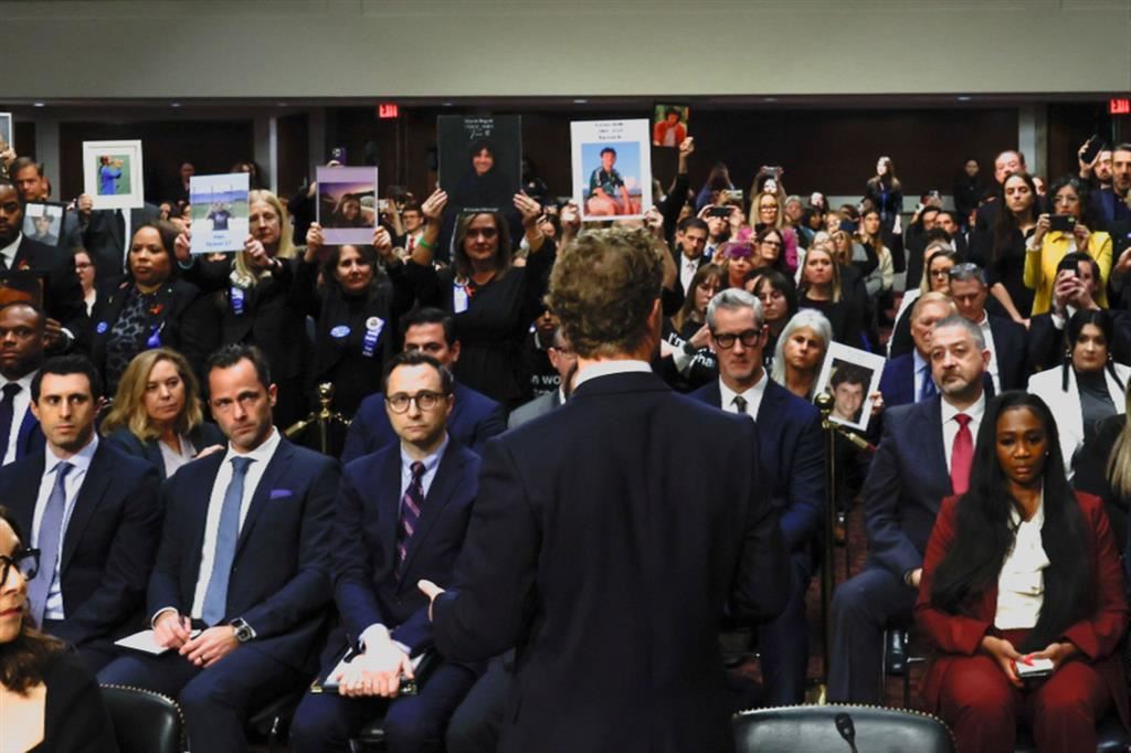 Mark Zuckerberg si alza, si gira e si rivolge ai genitori in aula al Senato a Washington