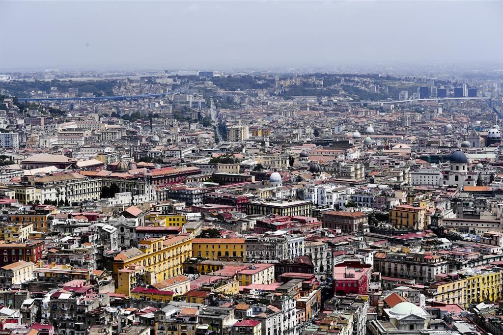Nelle grandi città, nella foto una veduta di Napoli, i prezzi delle case sono rimasti elevati nonostante il crollo delle compravendite