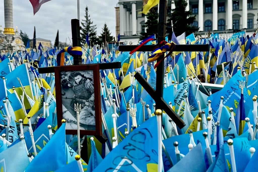 Kiev, piazza Maidan. Il memoriale per i caduti della guerra