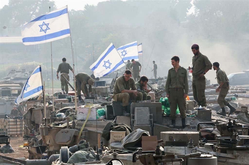 Soldati israeliani sui loro tank al confine con Gaza