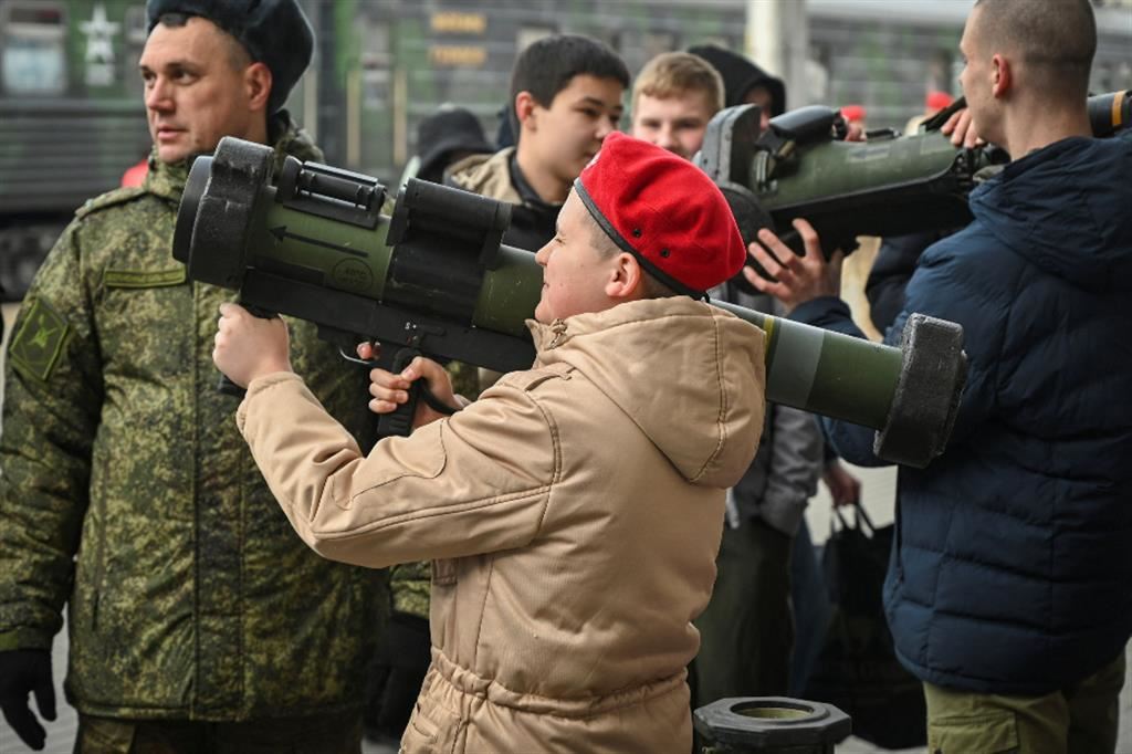 Un ragazzo prova un lanciarazzi ucraino