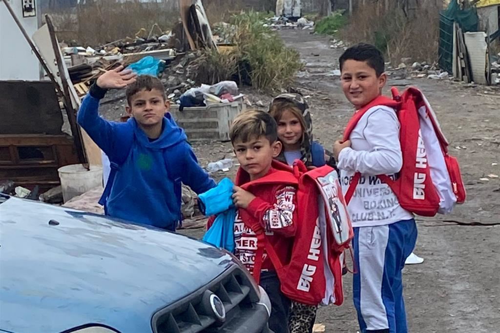 Bambini nel campo rom di Giugliano, dove viveva anche Michelle