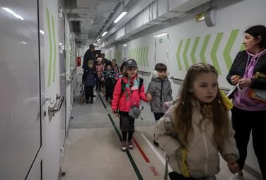 Apre la prima scuola sottoterra anti-missile. «Segno di speranza» per Kharkiv