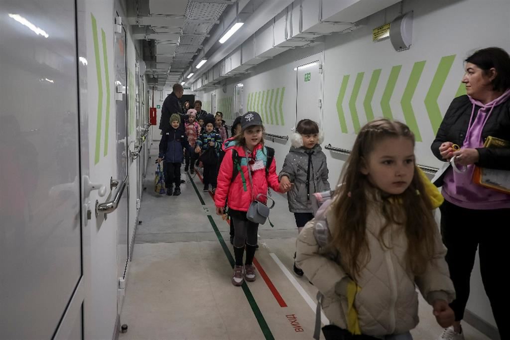Aperta a Kharkiv la prima scuola interamente sotterranea: lezioni nel sottosuolo per proteggere le classi dai missili russi e far tornare i ragazzi in aula
