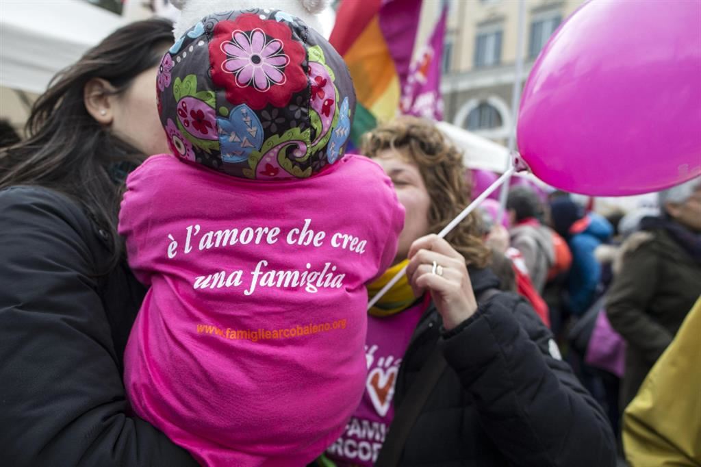 Una coppia omosessuale con una bimba a una manifestazione per i diritti Lgbtq a Roma