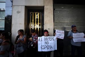 A Buenos Aires la «fila della fame» contro il taglio delle mense