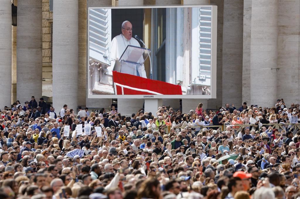 I fedeli in piazza San Pietro per l'Angelus e il maxischermo puntato sulla finestra del Papa