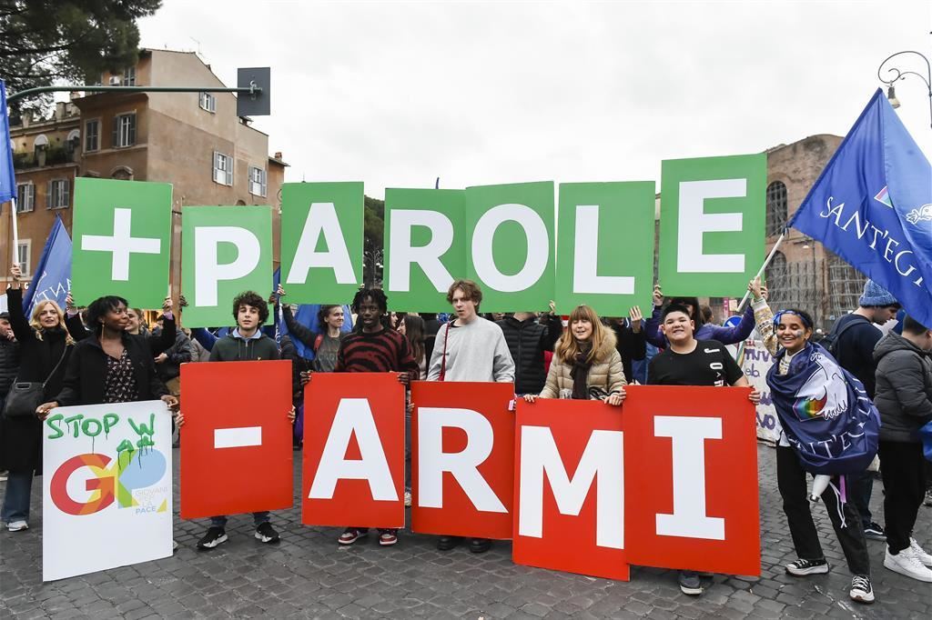Ragazzi in piazza per la pace a Roma nei mesi scorsi
