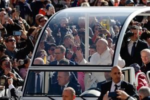Il Papa: «Fede, speranza e carità per non cadere nella superbia»