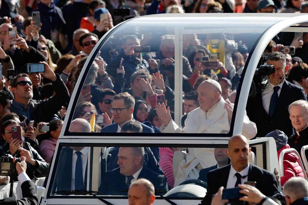 Il Papa tra i fedeli all'inizio dell'udienza generale del 24 aprile in piazza San Pietro