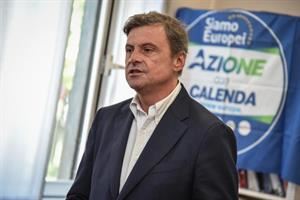 Calenda: «Meloni inadatta, spacca l'Italia. Aiuto a Kiev ma Macron sbaglia»