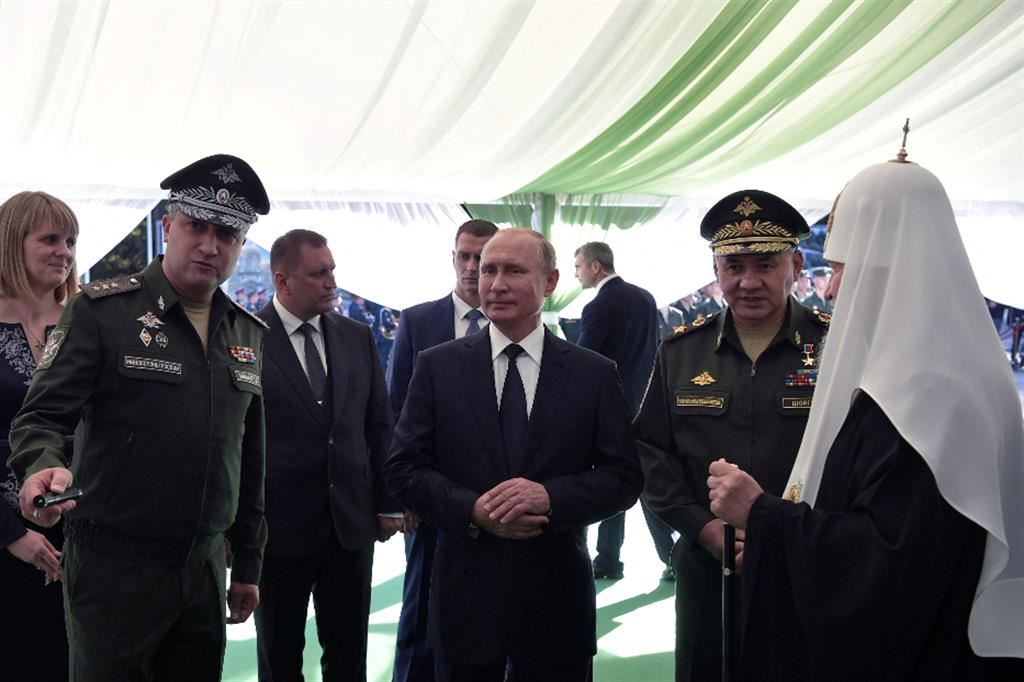 Il viceministro della Difesa russo Ivanov con il presidente Putin, il ministro della Difesa Shoigu e il patriarca Kirill, in una foto d'archivio
