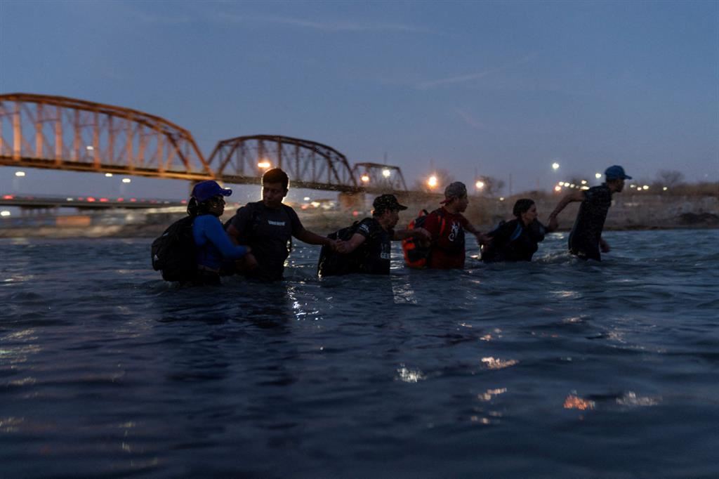 Migranti attraversano il Rio Grande dal Messico per entrare illegalmente negli Stati Uniti