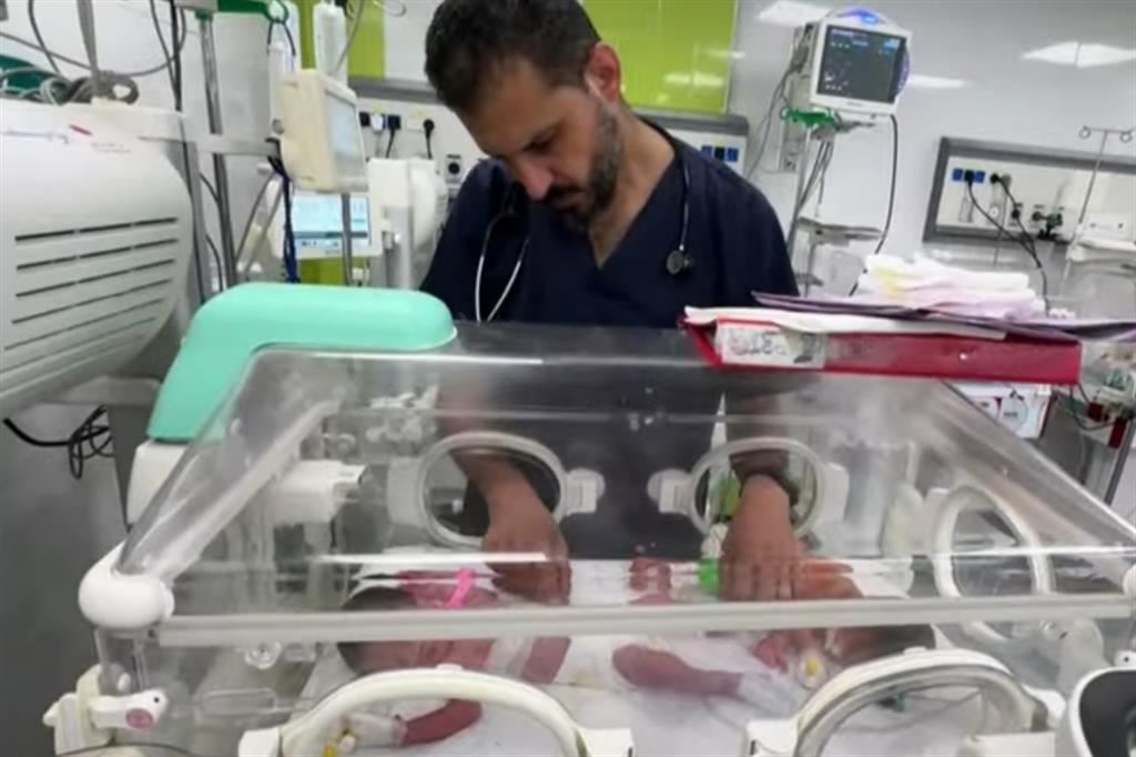 Un fermo immagine del video girato all'interno della clinica di Rafah, col dottor Mohammed Salama e la piccola Rouh