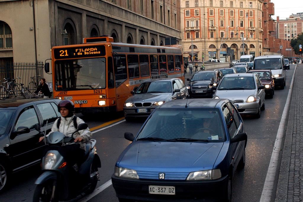 Il traffico in una strada del centro di Bologna