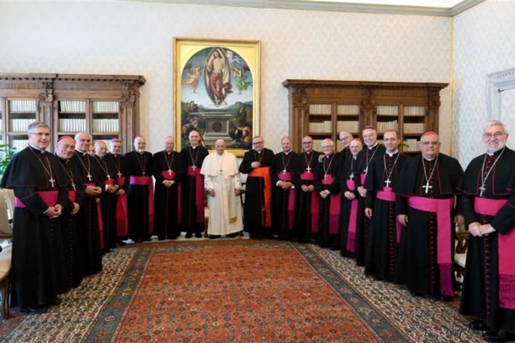 L'incontro nella biblioteca del Pontefice nel Palazzo apostolico con la delegazione dei vescovo siciliani