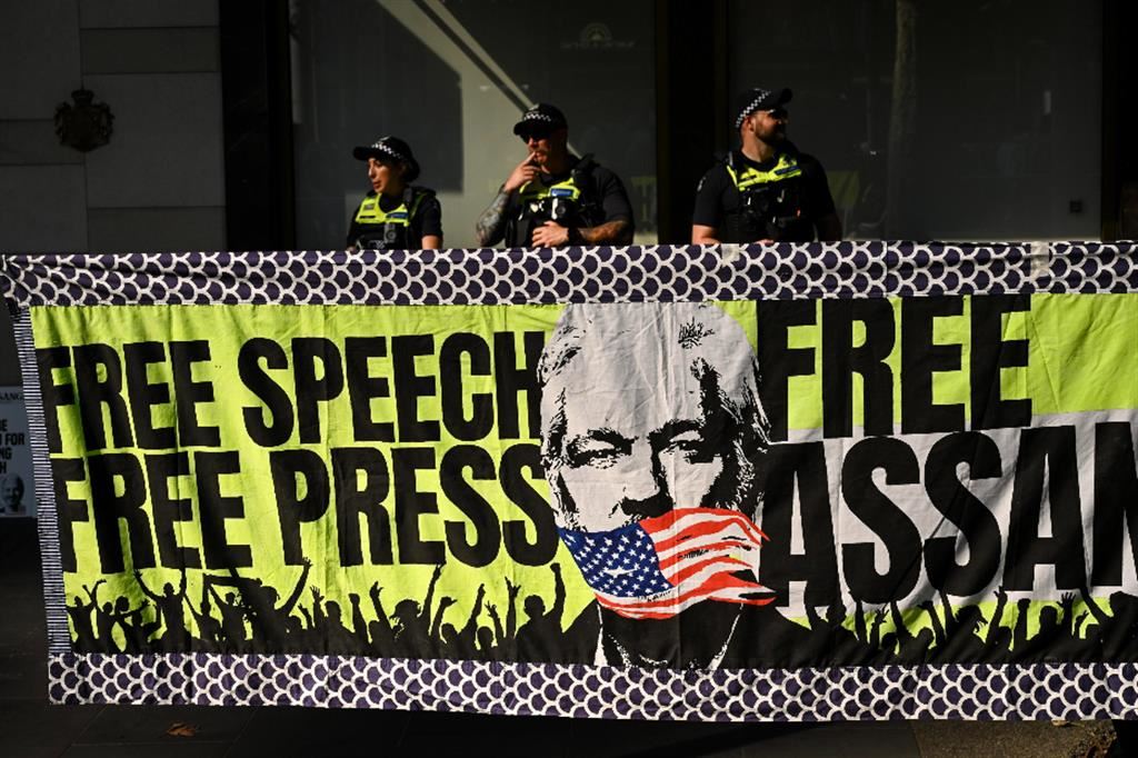 Melbourne, Australia: lo striscione srotolato da un gruppo di manifestanti che chiede la liberazione di Julian Assange. Alcuni agenti di polizia vigilano sulla manifestazione
