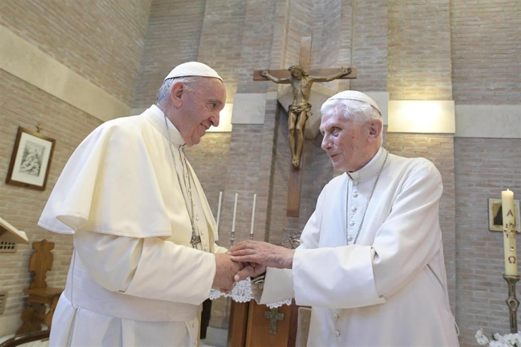 Papa Francesco e Benedetto XVI nel monastero Mater Ecclesiae