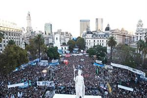 L'Argentina alla prova della motosega: centinaia di migliaia in piazza