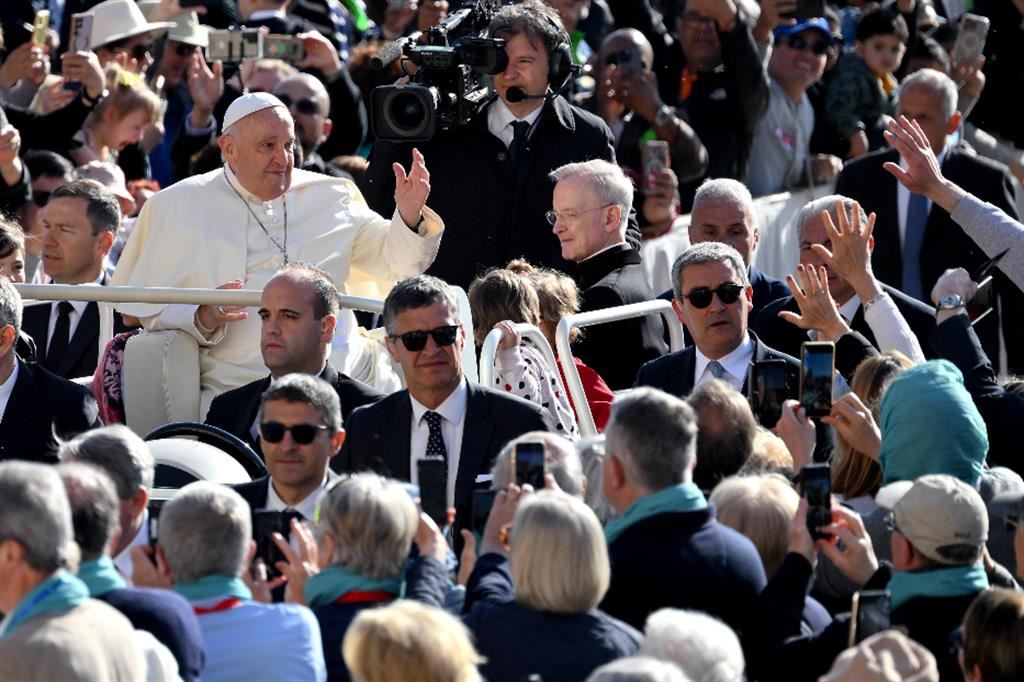 Il Papa tra i fedeli in piazza san Pietro