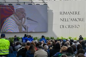 Il Papa a Venezia: non mandiamo la dignità in isolamento
