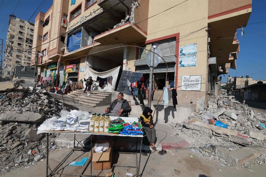 Una bancarella improvvisata dove un palestinese vende beni alimentari a Rafah, la città dell'estremo sud che ospita un milione e mezzo di sfollati