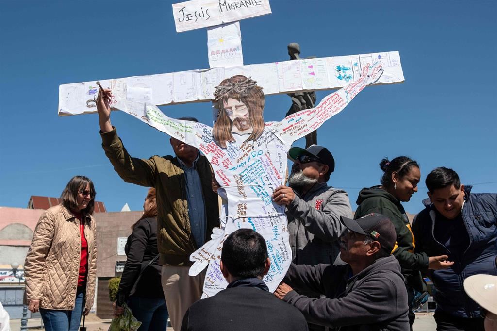 Avvocati, attivisti e migranti al confine di Tijuana tra Messico e Stati Uniti