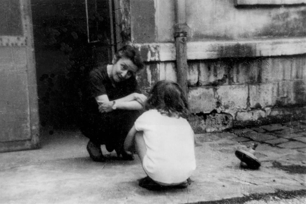 Madeleine Delbrêl con una bambina nella periferia parigina