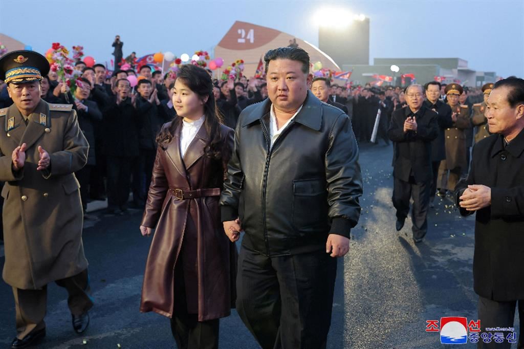 La giovanissima Kim Ju Ae in compagnia del padre Kim Jong-un