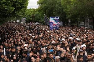 In migliaia a Tabriz per l'addio a Raisi