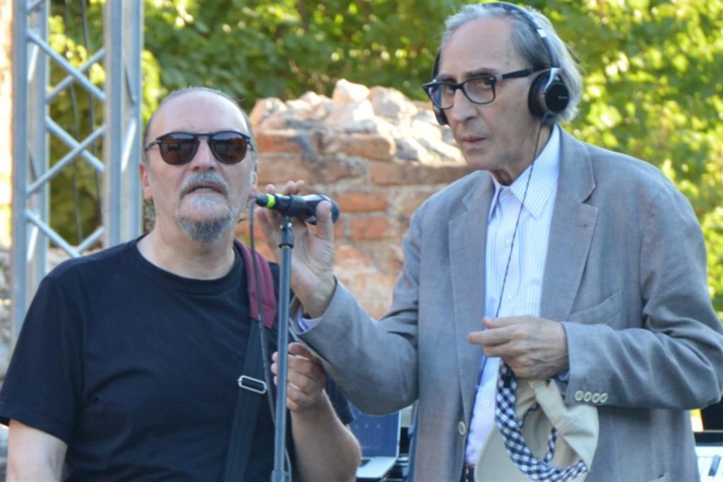 Juri Camisasca con l’amico Franco Battiato (1945-2021) che 50 anni fa ne pubblicò il primo disco