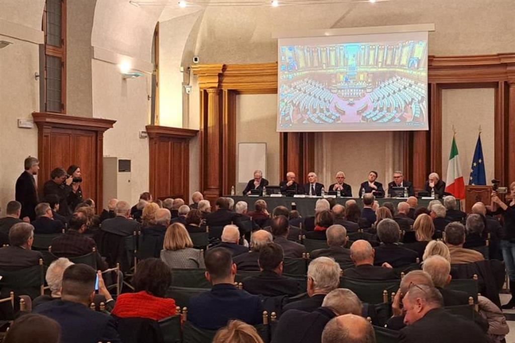 Un momento della presentazione del libro di Giorgio Merlo, ieri in una sede del Senato, con Casini, Renzi e monsignor Paglia