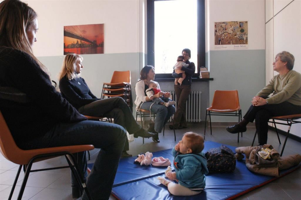 Mamme e bambini in un consultorio pubblico