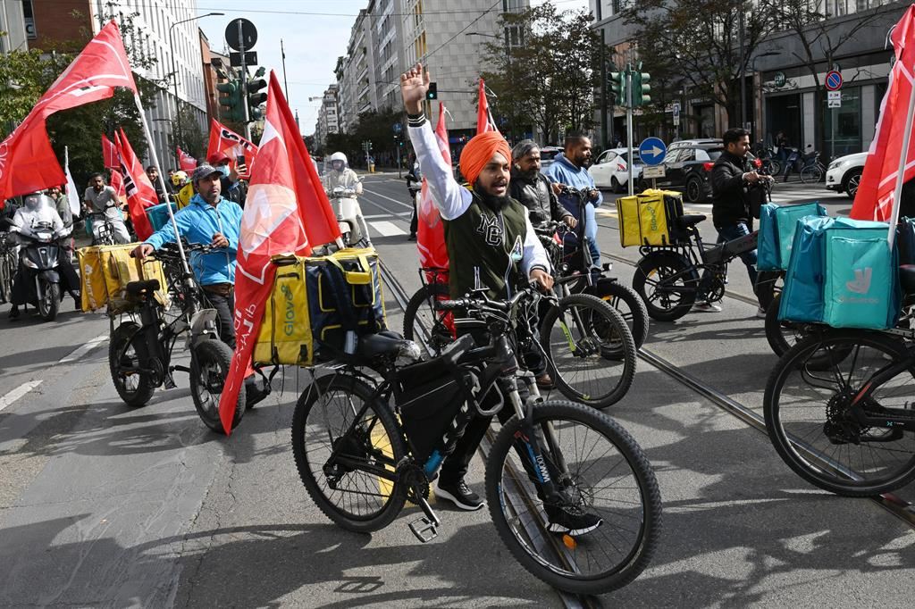 La protesta dei rider a Milano dopo lo stop alle nuove norme Ue