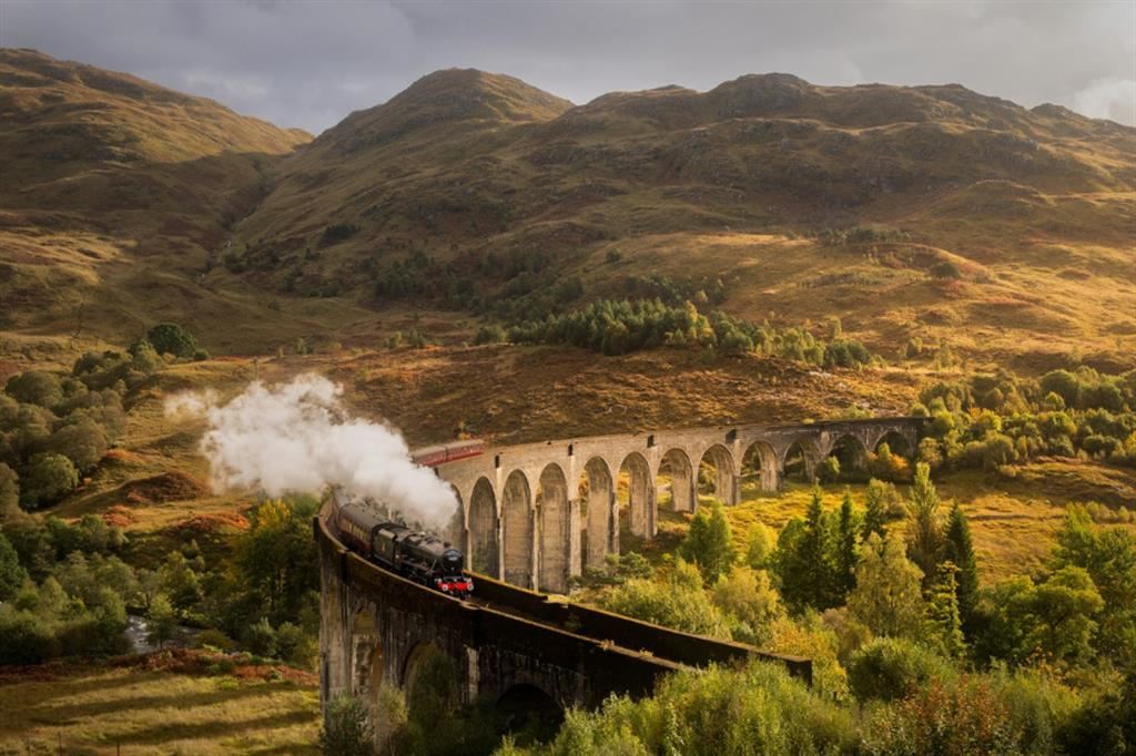 Il treno a vapore che ha ispirato il film di Harry Potter attraversa il viadotto di Glenfinnan, nelle highcands della Scozia
