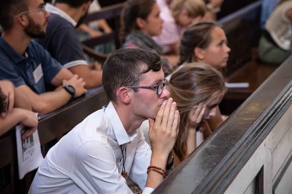 Giovani in preghiera alla Gmg di Lisbona