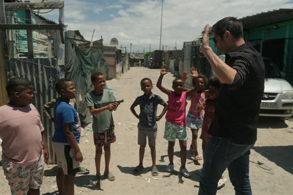 Pablo Trincia in una sequenza del doc “Essere Umani: le cicatrici di Cape Town” , in onda su Sky Documentaries e Sky Tg24