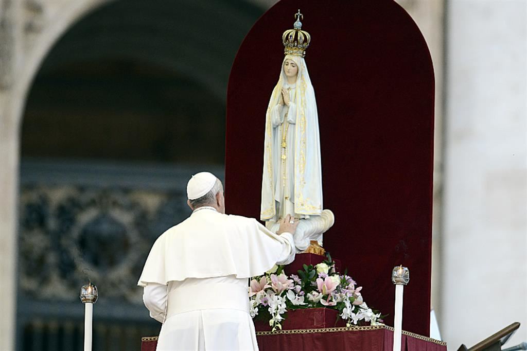 L'omaggio del Papa alla statua della Madonna di Fatima