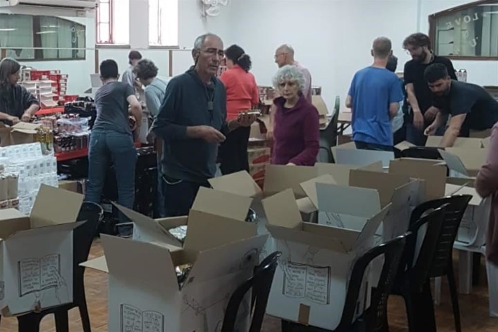 Due giorni alla settimana i volontari preparano i pacchi per le comunità vulnerabili della Cisgiordania