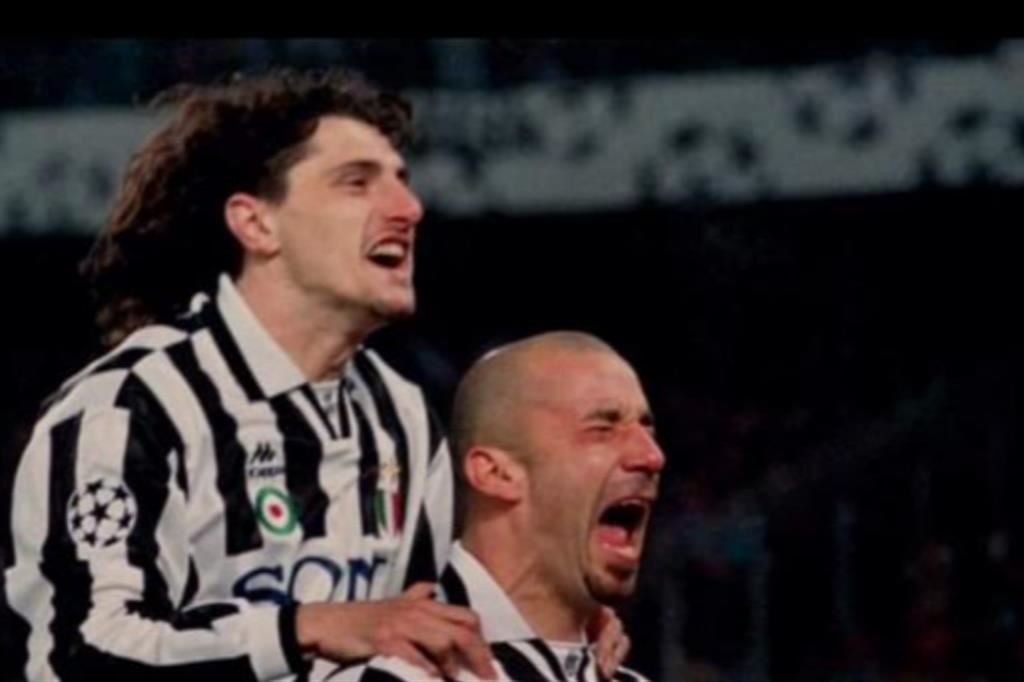Michele Padovano abbraccia Gianluca Vialli con cui ha giocato nella Juventus dal 1995 al '97