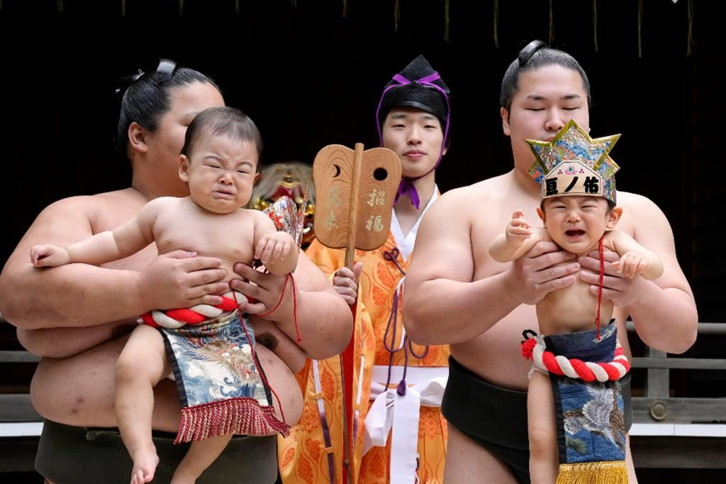 Lottatori di Sumo giapponesi "esibiscono" i figli a Tokyo