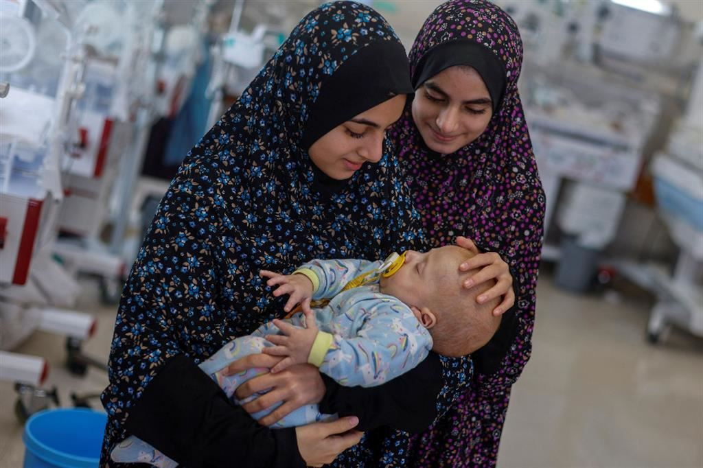 In ospedale tutti ormai sono affezionati al piccolo, tanto da essere chiamato «il figlio dell'unità neonatale». Più di 34.000 persone sono state uccise nella Striscia di Gaza durante l'offensiva israeliana, che ha devastato gran parte del territorio. Con le comunicazioni interrotte, sono passati tre mesi prima che i genitori di Yehia riuscissero a mettersi in contatto con l'ospedale che lo curava a Rafah e a verificare che stesse bene. - Reuters