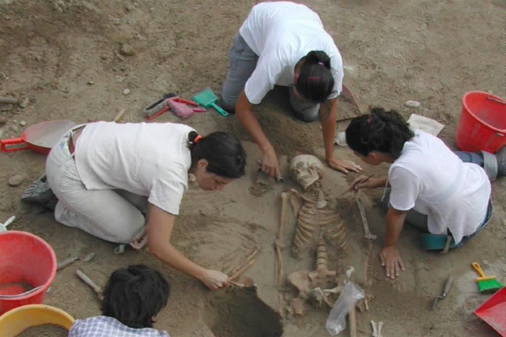 Archeologi al lavoro nella necropoli preromana di Verona
