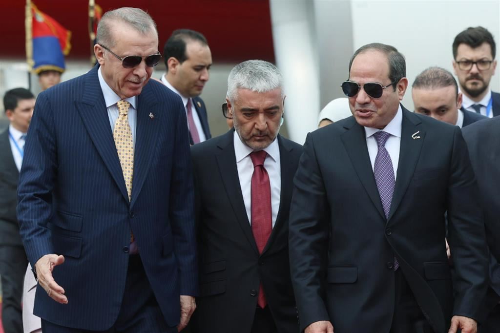 Il presidente egiziano Adel Fattah al-Sisi accoglie al Cairo il collega turco Recep Tayyip Erdogan: da dodici anni il leader di Ankara non tornava in Egitto