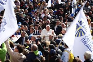 Il Papa all'Azione Cattolica: «Cultura dell'abbraccio via di pace»