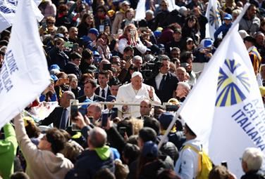 Il Papa all'Azione Cattolica: «Cultura dell'abbraccio via di pace»