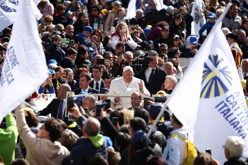 Il Papa incontra l'Azione Cattolica in piazza San Pietro